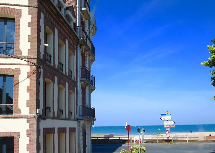 Nid Douillet à 30 Mètres De La Grande De - La Vague - *