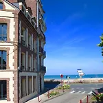Nid Douillet A 30 Metres De La Grande De - La Vague - *