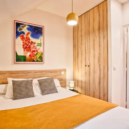 Nid Douillet A 30 Metres De La Grande De - La Vague - *