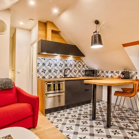 Nid Douillet A 30 Metres De La Grande De - La Vague - *