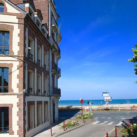 Nid Douillet A 30 Metres De La Grande De - La Vague - *