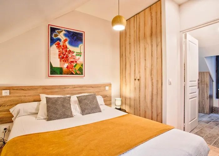 Nid Douillet A 30 Metres De La Grande De - La Vague - *