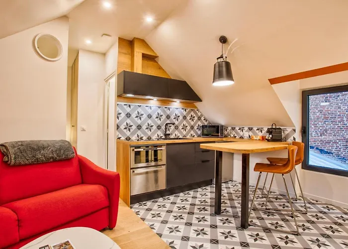 Nid Douillet A 30 Metres De La Grande De - La Vague - *